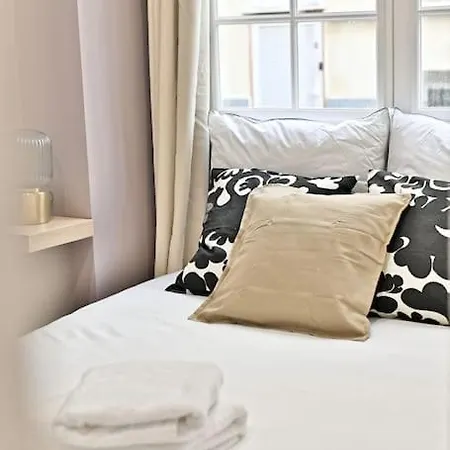 Place De La Nation Apartment